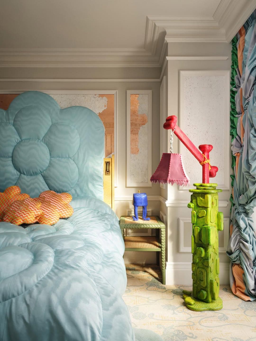Uchronia x Pantone